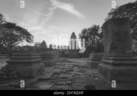 Schwarz-weiße Landschaft des Phimai Historical Park. Wahrzeichen von Nakhon Ratchasima, Thailand. Reiseziele. Historische Stätte ist alt. Uralt b Stockfoto
