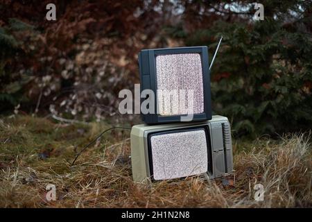 Weißes Rauschen und nichts auf zwei analoge TV-Geräte in der Umgebung Stockfoto