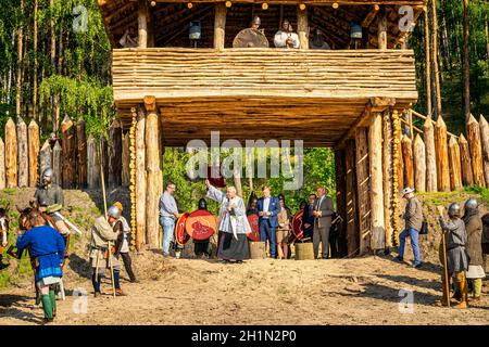 Cedynia, Polen Juni 2019 Historische Nachstellung der Schlacht von Cedynia, Priester Segen neu eröffnet hölzerne Festung für Reenactment Gesellschaften Stockfoto