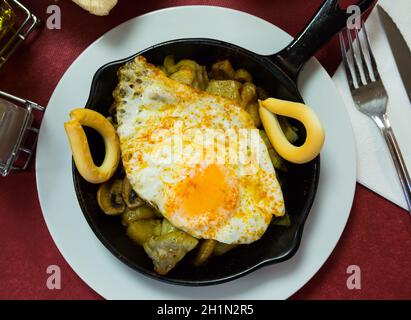 Gegossene Champignons, Rühreier Stockfoto