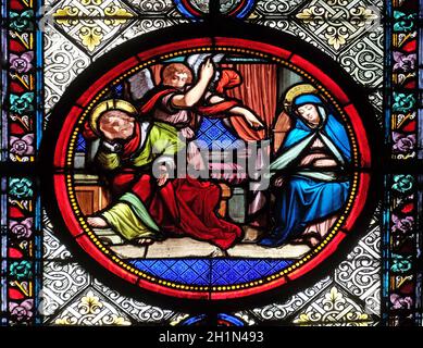 Saint Joseph erste Traum, die Offenbarung des Heiligen Geistes, Glasfenster in der Basilika St. Clotilde in Paris, Frankreich Stockfoto