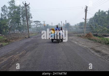 Indische Tricycle Motor Rikshaw mit Passagier, Kumrokhali, Westbengalen Stockfoto