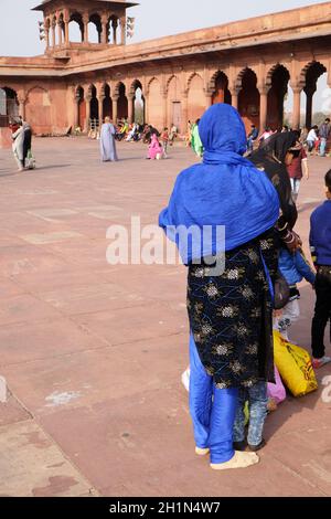 Frau in traditioneller Kleidung in der Jama Masjid Moschee in Delhi, Indien. Es ist die größte Moschee in Indien mit Millionen von Besuchern pro Jahr. Stockfoto