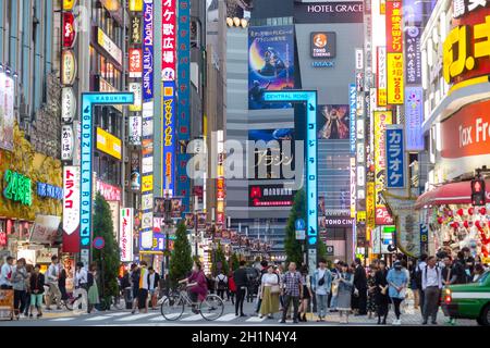 Tokio, Japan, 28. Juni 2019: shinjuku-Viertel bei Nacht Stockfoto