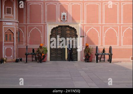 Wache und Kanonen in Jaipur City Palace, einem Palastkomplex in Jaipur, Rajasthan, Indien Stockfoto