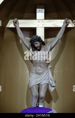 Kreuzigungsstatue an der katholischen Kathedrale des unbefleckten Herzens Mariens und der heiligen Teresa von Kalkutta in Baruipur, Westbengalen, Indien Stockfoto