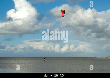 Kitesurfer, Lenkdrachensegeln, Sankt Peter-Ording Stockfoto