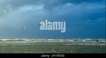 Kitesurfer, Lenkdrachensegeln, Sankt Peter-Ording Stockfoto