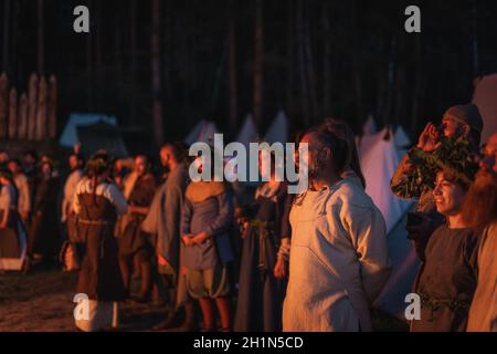 Cedynia, Polen, 2019. Juni heidnische Nachstellung der Kupala-Nacht, in Polen Noc Kupaly genannt, Dorfbewohner, die sich für die Veranstaltung versammeln. Slawische Feiertage feiern Stockfoto