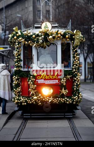 Speziell dekorierte Weihnachts-Straßenbahnfahrt durch die Straßen von Wien zur Freude der Kinder Stockfoto