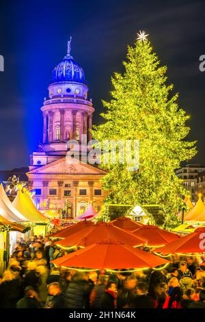Weihnachtsmarkt und der Französischen Kirche in Berlin, Deutschland Stockfoto