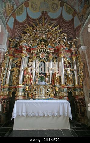 Altar in der Pfarrkirche unserer Lieben Frau vom Schnee in Kamensko, Kroatien Stockfoto