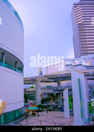 Bangkok, Thailand - 30. Juni 2008: Der Verkehr an der Kreuzung in der Nähe der MBK Einkaufszentrum in Bangkok, Thailand, als am 30. Juni 2008. Über 100.000 peop Stockfoto