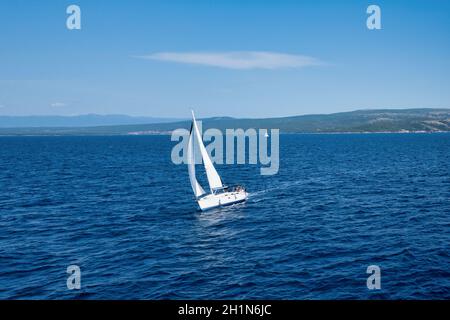 Küste der Adria in einem Ferienort in Kroatien. Segelyacht fahren Stockfoto