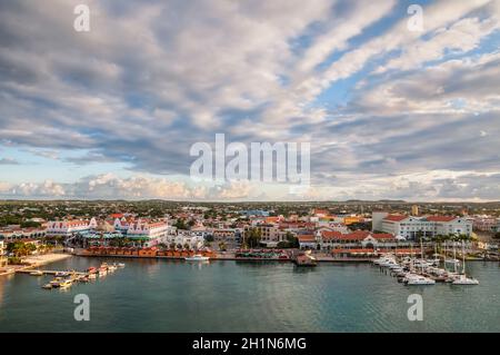 Oranjestad, Aruba - Dezember 1, 2011: Blick auf Oranjestad, der Hauptstadt von Aruba. Kleine Boote und Yachten sind zu der Anlegestelle und Weiß im holländischen Stil günstig bauen Stockfoto