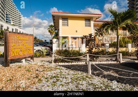 Fort Lauderdale, USA - November 27, 2011: Blick auf die Straße von der Küste & Sandy Shores Motel in Fort Lauderdale, USA. Stockfoto