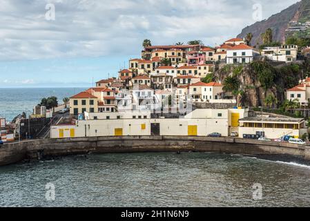 Camara de Lobos, Madeira, Portugal - Dezember 10, 2016: Street View auf das Fischerdorf Camara de Lobos in der Nähe von Funchal, Madeira, Portugal. Stockfoto