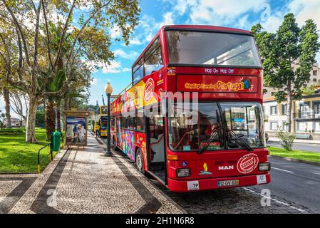 Funchal, Portugal - Dezember 10, 2016: City Sightseeing Bus an einer Haltestelle warten auf Touristen in Funchal, Madeira, Portugal. Stockfoto