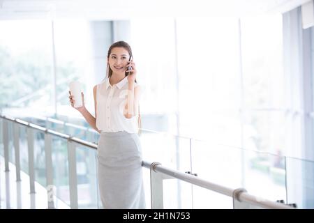 Selbstbewusste Geschäftsfrau, die am Telefon spricht Stockfoto