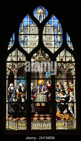 St. Francis de Sales überreicht die heilige Jeanne de Chantal in den Verfassungen des Ordens der Heimsuchung, Pieta, Glasmalerei, St. Severin Kirche, Stockfoto