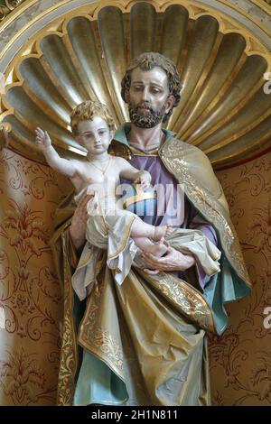 Hl. Josef mit Kind Jeaua, Statue auf dem Altar des Heiligen Josef in der Kirche Unserer Lieben Frau von Lourdes und St. Joseph in der Barilovicki Leskovac, Stockfoto