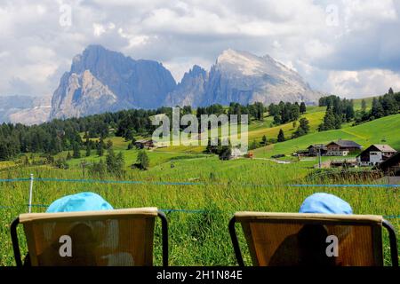 Blick auf die Langkofel- und Plattkofel-Berge von den Liegestühlen des Restaurants an der Bergstation der Seiser Alm-Seilbahn