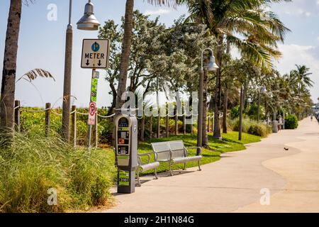 Delray Beach, FL, USA - 17. Oktober 2021: Zahlen Sie mit einem Parkplatzmesser Stockfoto