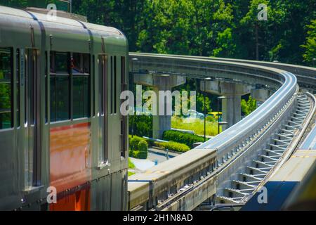 Tama Monorail und das frische Grün. Drehort: Hino City, Tokio Stockfoto