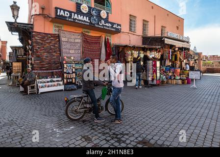 Marrakesch, Marokko - Dezember 8, 2016: Unbekannter Menschen auf einer Straße in der Medina von Marrakesch, Marokko. Mit einer Bevölkerung von über 900.000 inhabita Stockfoto