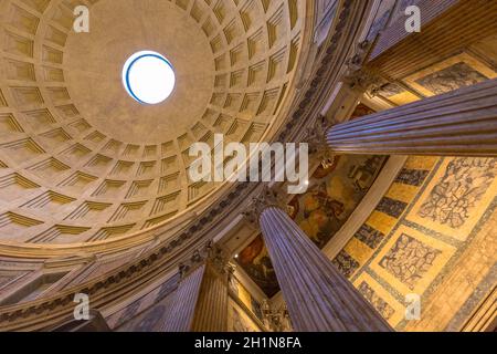 ROM, ITALIEN - CA. AUGUST 2020: Innenansicht des Pantheon-Tempels. Detail der Kuppel. Stockfoto