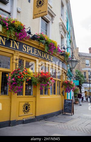 London, Großbritannien - 14. Februar 2020: Vorderseite der Sonne in Splendor Pub und Restaurant mit Blumen bedeckt. Gelbes Restaurantgebäude mit Blumen. Toll Stockfoto