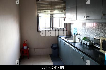 Einfache Küche im Zimmer am Fenster und Sonnenschein Stockfoto