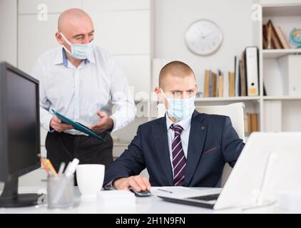 Geschäftsmann im Büro macht ein gemeinsames Projekt mit Geschäftspartner, die Nuancen zu diskutieren Stockfoto