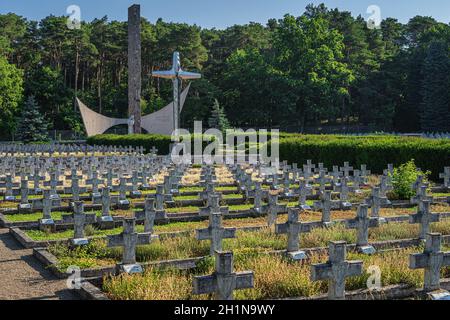 Stare Lysogorki, Polen, Juni 2019 Denkmal und Reihen von Gräbern. Militärfriedhof für gefallene Soldaten der 1. Polnischen Armee, die am Kreuz teilnahmen Stockfoto