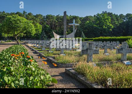 Stare Lysogorki, Polen, Juni 2019 Denkmal und Reihen von Gräbern. Militärfriedhof für gefallene Soldaten der 1. Polnischen Armee, die am Kreuz teilnahmen Stockfoto