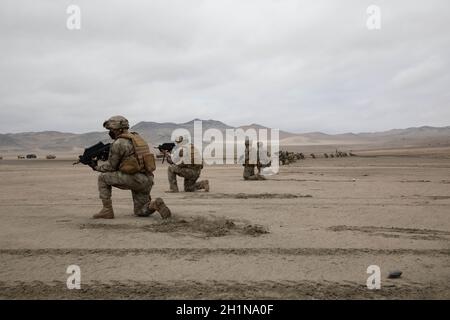 US-, brasilianische, chilenische, mexikanische und peruanische Marineinfanteristen halten während der simulierten humanitären Hilfe- und Katastrophenhilfe-Mission in Salinas, Peru, am 3. Oktober 2021, während der Übung UNITAS LXII, Sicherheitspositionen ein. Die US-, brasilianische, chilenische, mexikanische und peruanische Marine absolvierten eine Reihe von Schulungsveranstaltungen, um Vertrauen aufzubauen, das Vertrauen zu stärken und die Interoperabilität zu stärken, um uns besser auf eine kombinierte, multinationale Reaktion auf entstehende Krisen oder Naturkatastrophen vorzubereiten. UNITAS ist die weltweit am längsten laufende internationale maritime Übung, die sich auf die Verbesserung der Interoperabilität konzentriert Stockfoto