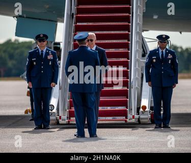 Der Oberst der US-Luftwaffe, Stephen Gwinn, Kommandant des 103. Luftlift-Flügels, begrüßt Präsident Joe Biden, nachdem er am 15. Oktober 2021 auf der Bradley Air National Guard Base in East Granby, Connecticut, Air Force One ausgesteigt hat. Der Präsident besuchte Connecticut, um bei der Einweihungszeremonie für das Dodd Center for Human Rights an der University of Connecticut zu sprechen und mehrere Orte im Bundesstaat zu besuchen, um für seine Agenda „Build Better Back“ zu werben. Stockfoto