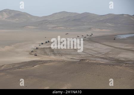 Konvoi taktischer Fahrzeuge der USA und Perus während einer simulierten humanitären Hilfs- und Katastrophenhilfe-Mission in Salinas, Peru, am 3. Oktober 2021, während der Übung UNITAS LXII. Die US-, brasilianische, chilenische, mexikanische und peruanische Marine absolvierten eine Reihe von Schulungsveranstaltungen, um Vertrauen aufzubauen, das Vertrauen zu stärken und die Interoperabilität zu stärken, um uns besser auf eine kombinierte, multinationale Reaktion auf entstehende Krisen oder Naturkatastrophen vorzubereiten. UNITAS ist die weltweit am längsten laufende jährliche multinationale maritime Übung, die sich auf die Verbesserung der Interoperabilität zwischen mehreren Nationen und gemeinsame Aktivitäten konzentriert Stockfoto