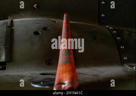 Schild „vor dem Flug entfernen“ auf der F-16-Kampftruppe auf der Shaw Air Force Base, South Carolina, Oktober 4. Angehende Techniker der explosiven Ordnance-Entsorgung nehmen an einem strapaziösen Kurs auf dem Luftwaffenstützpunkt Eglin, Florida, Teil, wo sie die Prinzipien der Erkennung, Entwaffnung und Neutralisierung explosiver Materialien erlernen. (USA Luftwaffe Foto von Senior Airman Cody Sanders) Stockfoto