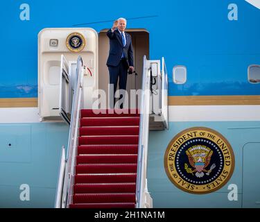 Präsident Joe Biden winkt den Medien und Mitgliedern des Militärs zu, als er am 15. Oktober 2021 an der Bradley Air National Guard Base in East Granby, Connecticut, die Air Force One einführt. Der Präsident besuchte Connecticut, um bei der Einweihungszeremonie für das Dodd Center for Human Rights an der University of Connecticut zu sprechen und mehrere Orte im Bundesstaat zu besuchen, um für seine Agenda „Build Better Back“ zu werben. Stockfoto