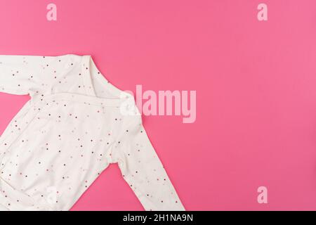 Baby Kleidung auf rosa Hintergrund Draufsicht Stockfoto
