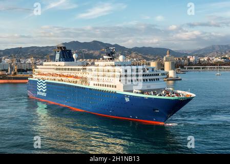 Malaga, Spanien - 7. Dezember 2016: Die pullmantur Zenith Kreuzfahrt Schiff verlässt den Hafen von Malaga, Andalusien, Spanien. Stockfoto