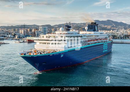 Malaga, Spanien - 7. Dezember 2016: Die pullmantur Zenith Kreuzfahrt Schiff verlässt den Hafen von Malaga, Andalusien, Spanien. Stockfoto