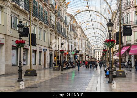 Malaga, Spanien - 7. Dezember 2016: Die Menschen laufen Sie entlang der Fußgängerzone Calle Larios für Weihnachten in der Innenstadt von Malaga, Andalusien, Spanien eingerichtet. Stockfoto