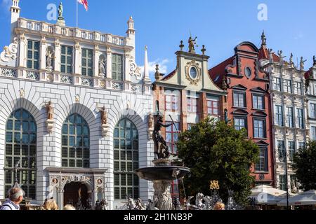 Danzig, Polen - 6. September 2020: Neptunbrunnen und Artus Court; an der Long Market Street in Danzig. Polen Stockfoto