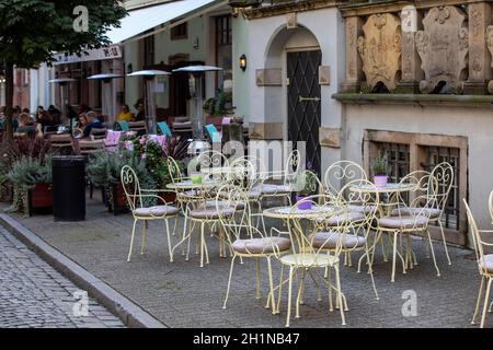 Danzig, Polen - 6. September 2020: Bierkneipen und Cafés in der Piwna Straße in Danzig Stockfoto