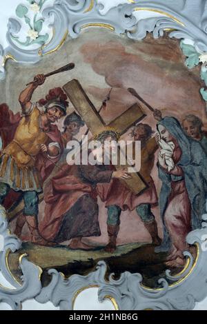 Jesus begegnet seiner Mutter Weg des Kreuzes, Fresko an der Decke der Kirche Our Lady of Sorrows in Rosenberg, Deutschland Stockfoto