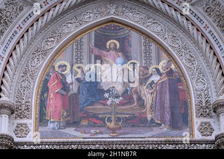 Christus auf dem Thron mit Maria und St. Johannes der Täufer Hauptportal der Kathedrale Santa Maria del Fiore (Kathedrale der Heiligen Maria der Blume), Floren Stockfoto