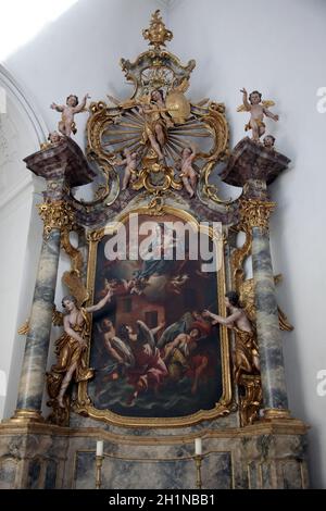 Madonna mit Jesuskind, Altar in der Stiftskirche Neumünster in Würzburg Stockfoto