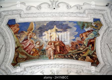 Taufe des Herrn, schöne religiöse Fresken in Benediktbeuern, Deutschland Stockfoto